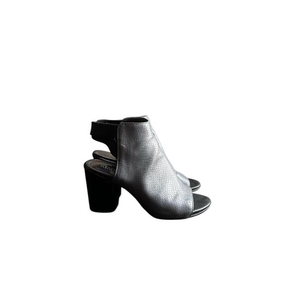 Stylish Grey Open-Toe Heels - Picture 3 of 9